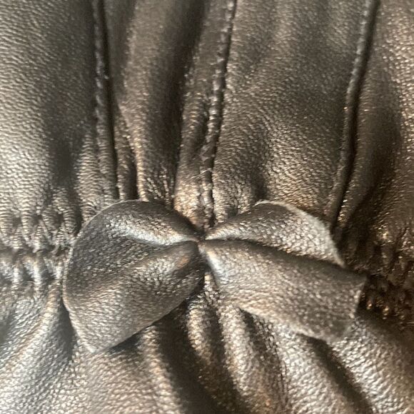No brand black leather gloves with leather bows, good used condition - Picture 3 of 4